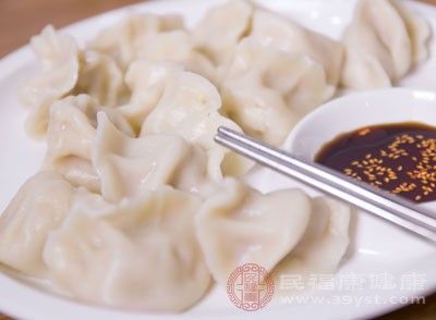 在吃餃子的時(shí)候也可以蘸醋吃，這樣不容易讓人產(chǎn)生油膩的感覺