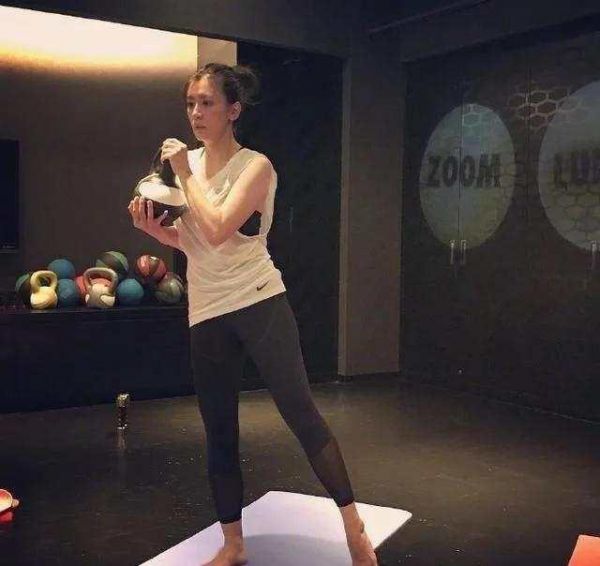 又到一年減肥季, 來跟這些女星們學學如何減肥吧!