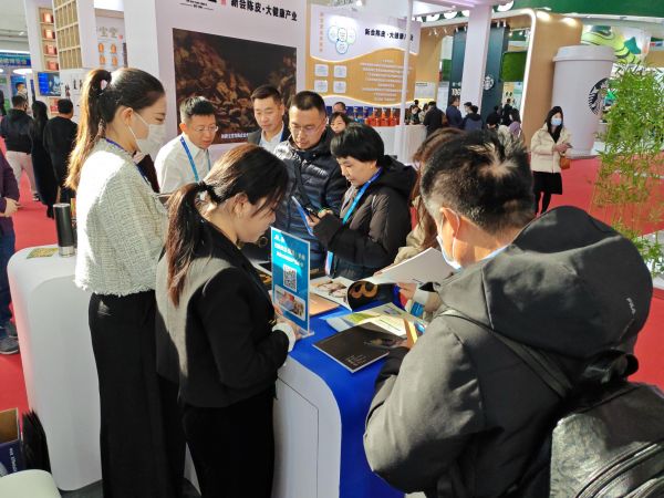 ????參展觀眾在以嶺藥業(yè)展臺咨詢產(chǎn)品 郭冀川/攝