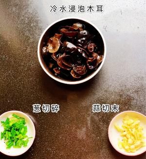 養(yǎng)生清炒時(shí)蔬??清脆爽口又營(yíng)養(yǎng)??的做法 步驟1