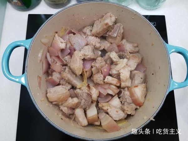 番茄燉豬肉,酸甜茄汁,趁熱食用非常下飯!