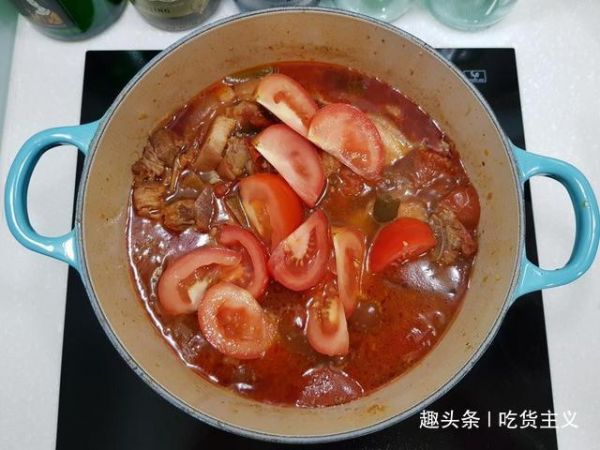 番茄燉豬肉,酸甜茄汁,趁熱食用非常下飯!