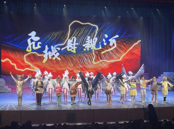 学生与演员合唱主题歌《梦在前方》。
