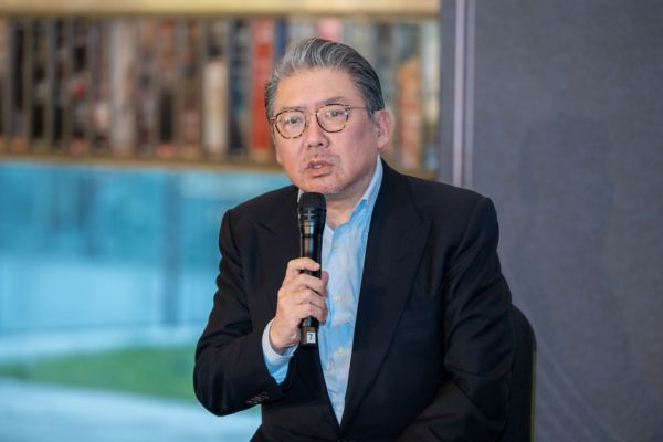发布会现场，余隆发言