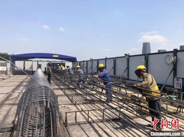 在工期緊、任務(wù)重的情況下，項(xiàng)目部實(shí)行“白+黑”24小時(shí)不間斷輪班作業(yè)施工模式?！≈薪凰暮骄止﹫D
