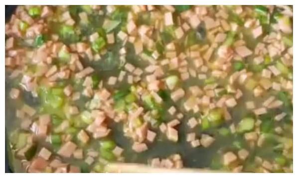 玉米面好吃又簡單的做法，開水一燙，加2個雞蛋，營養(yǎng)又解饞