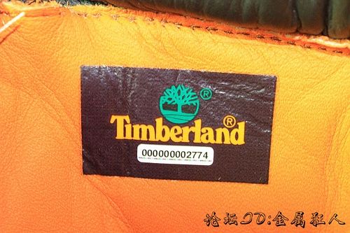 正品timberland的內(nèi)標下方有一行12位數(shù)的白色數(shù)字，為靴子的微雕字母防偽編碼