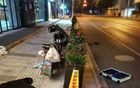 凌晨的街頭，“天上”突然掉下個(gè)行李箱……