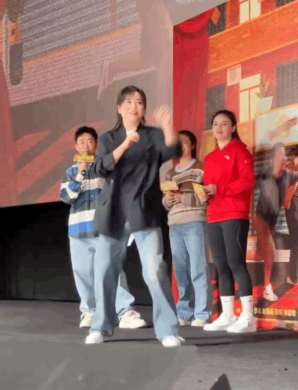 賈玲現(xiàn)場秀拳法