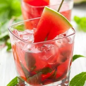 detox water 自制排毒养颜水 健康饮料 果蔬泡汁的做法步骤 第1步