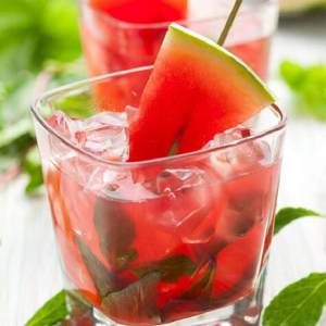 detox water 自制排毒养颜水 健康饮料 果蔬泡汁的做法 步骤1