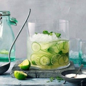 detox water 自制排毒养颜水 健康饮料 果蔬泡汁的做法 步骤3