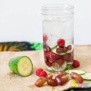 detox water 自制排毒养颜水 健康饮料 果蔬泡汁的做法 步骤4