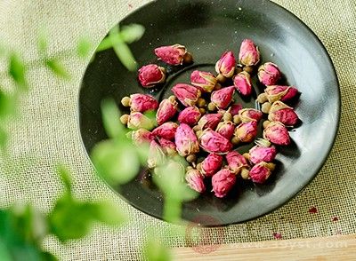 堅持喝玫瑰花茶能夠緩解情緒問題