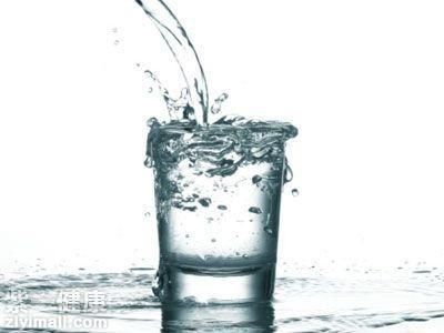 睡前喝水會(huì)水腫嗎 專家告訴你關(guān)于喝水的常識(shí)