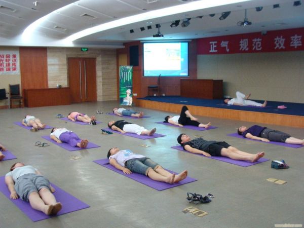 1個經(jīng)典瑜伽動作讓你瘦腿又瘦腰
