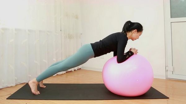瑜伽球上的斜板式，虐腹虐腿一步到位，你能堅(jiān)持幾分鐘？