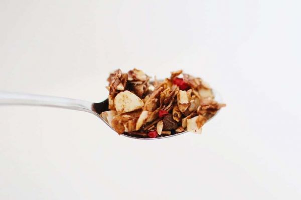 granola casera en una cuchara