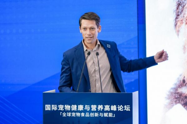 穿著西裝筆挺的男子與配字 描述已自動(dòng)生成