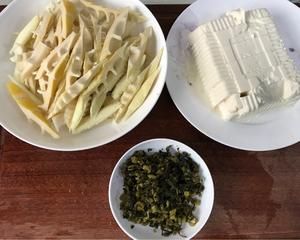 雪菜鮮筍燉豆腐的做法 步驟1