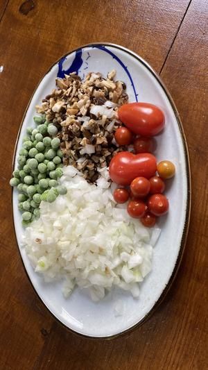 電飯鍋熱呼呼的五花肉煲仔飯的做法 步驟2