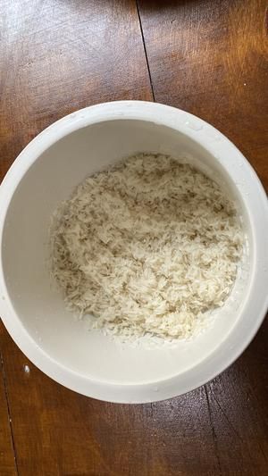 電飯鍋熱呼呼的五花肉煲仔飯的做法 步驟1