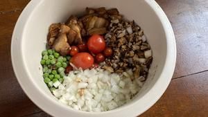 電飯鍋熱呼呼的五花肉煲仔飯的做法 步驟4