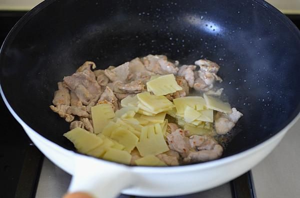 冬筍炒肉片怎么做才好吃，教你這樣家常做法，好吃又下飯！