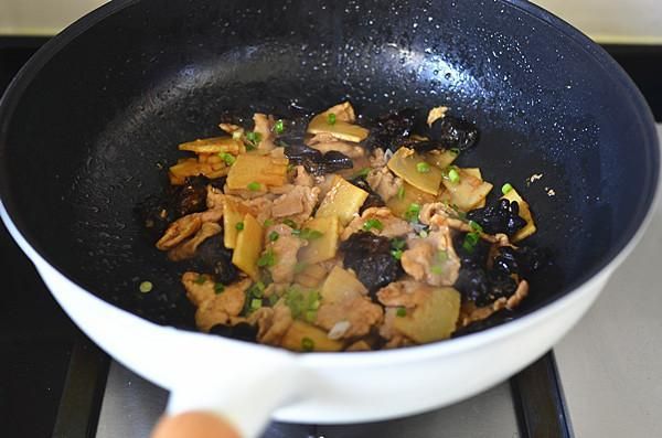 冬筍炒肉片怎么做才好吃，教你這樣家常做法，好吃又下飯！