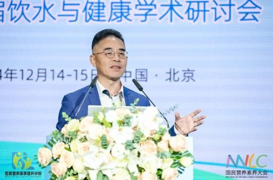 圖.　飲水與健康分會主任委員、北京大學(xué)公共衛(wèi)生學(xué)院馬冠生教授為大會做主旨報告