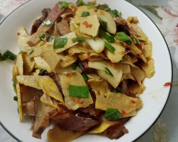 不灼水的冬筍炒臘肉的做法