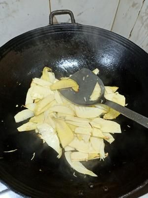 不灼水的冬筍炒臘肉的做法 步驟2