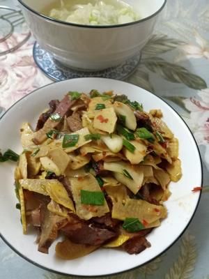 不灼水的冬筍炒臘肉的做法 步驟1