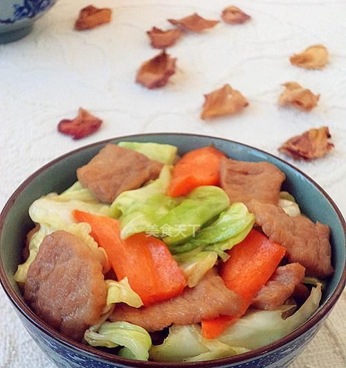 美味易做的肉炒卷心菜（快速烹制、健康美食）