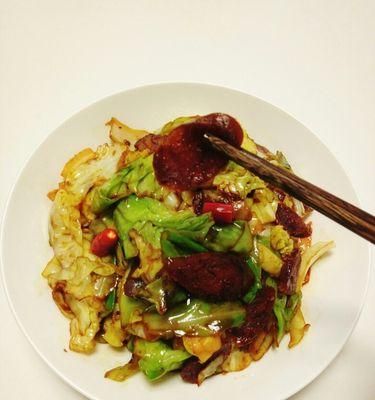 美味易做的肉炒卷心菜（快速烹制、健康美食）