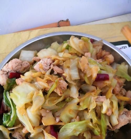 美味易做的肉炒卷心菜（快速烹制、健康美食）