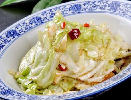 手撕包菜，有人焯水有人泡水，大廚：都錯(cuò)了，難怪包菜不脆不入味