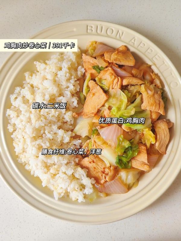 減脂午餐｜卷心菜炒雞胸肉｜391千卡的做法