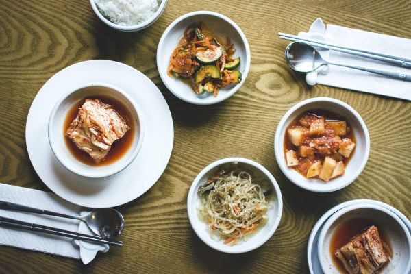 col con kimchi en unos platos