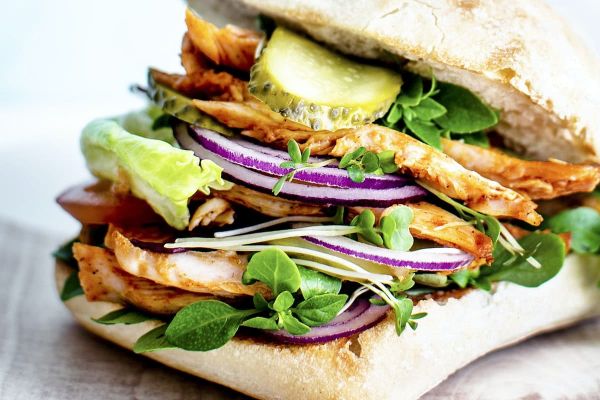 bocadillo con repollo y carne