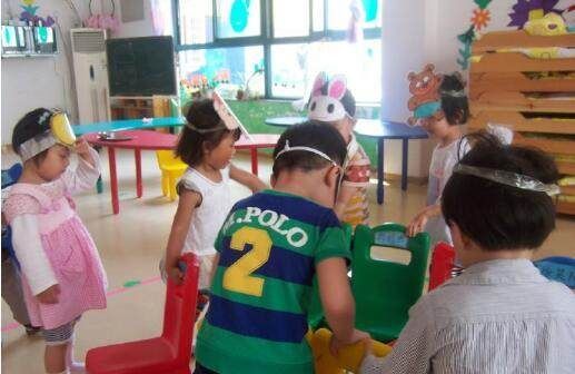幼兒園小班健康游戲活動教案《卷心菜》