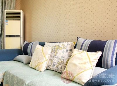 长时间处于低温环境中,可能会使体内调节系统失衡,汗液排泄不畅,湿气难以通过正常渠道排出