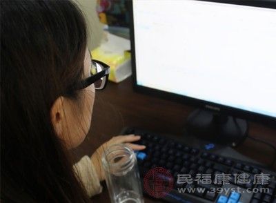 夏夜炎热,很多人熬夜或睡眠不足,导致身体机能紊乱,湿气乘虚而入