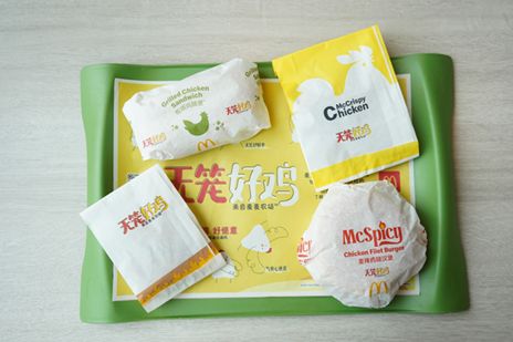麥當勞雞肉產(chǎn)品包裝以及餐盤墊紙上的“無籠好雞”標識