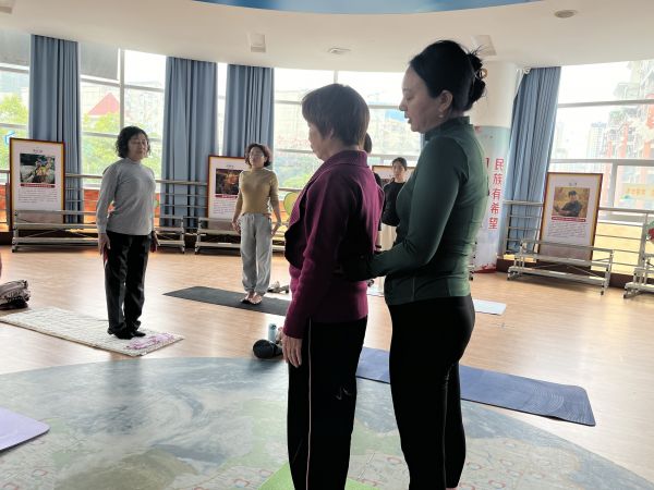 義工嚴(yán)老師耐心指導(dǎo)調(diào)息.jpg