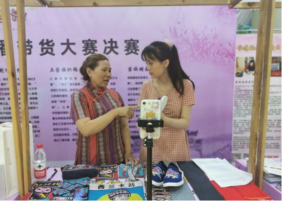 非遺傳承人和參賽選手一同直播帶貨
