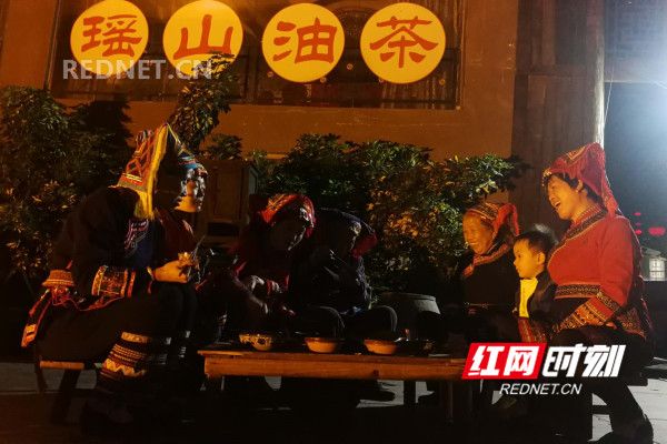 現(xiàn)場傳授油茶制作方法。.jpg