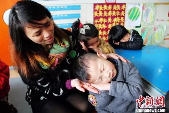 圖為幼兒園老師正在教兒童學“睡覺”。李建平 攝