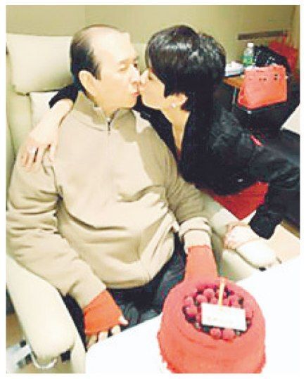 四太梁安琪一如往年向賭王送上熱吻甜蜜賀壽