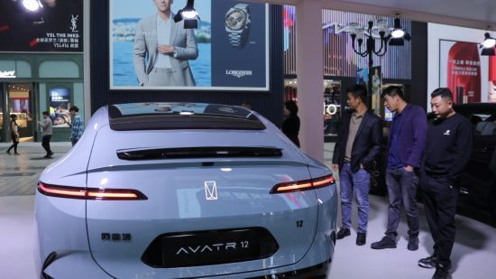 新上市的新能源汽車(chē)長(zhǎng)安阿維塔12雙動(dòng)力車(chē)型吸引往來(lái)游客。新華社記者趙小帥 攝